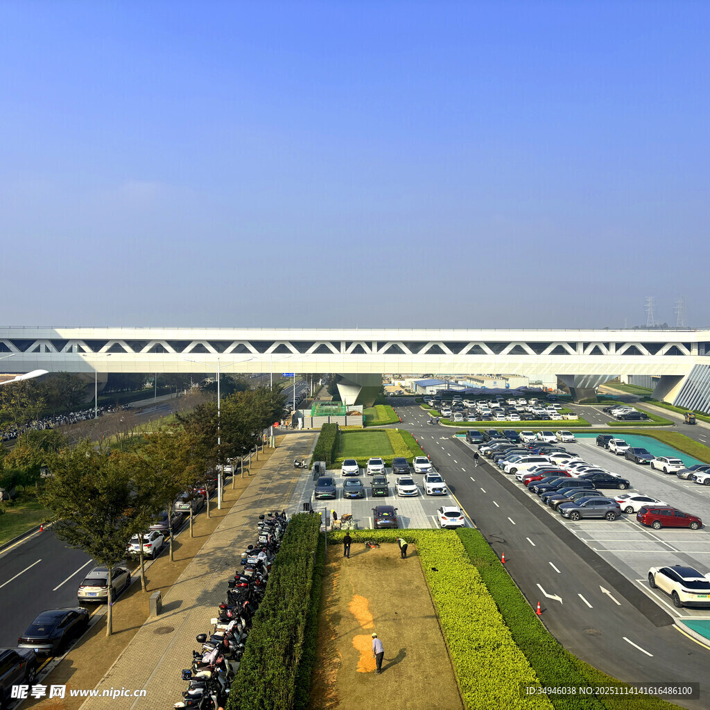 俯瞰城市高架桥与停车场