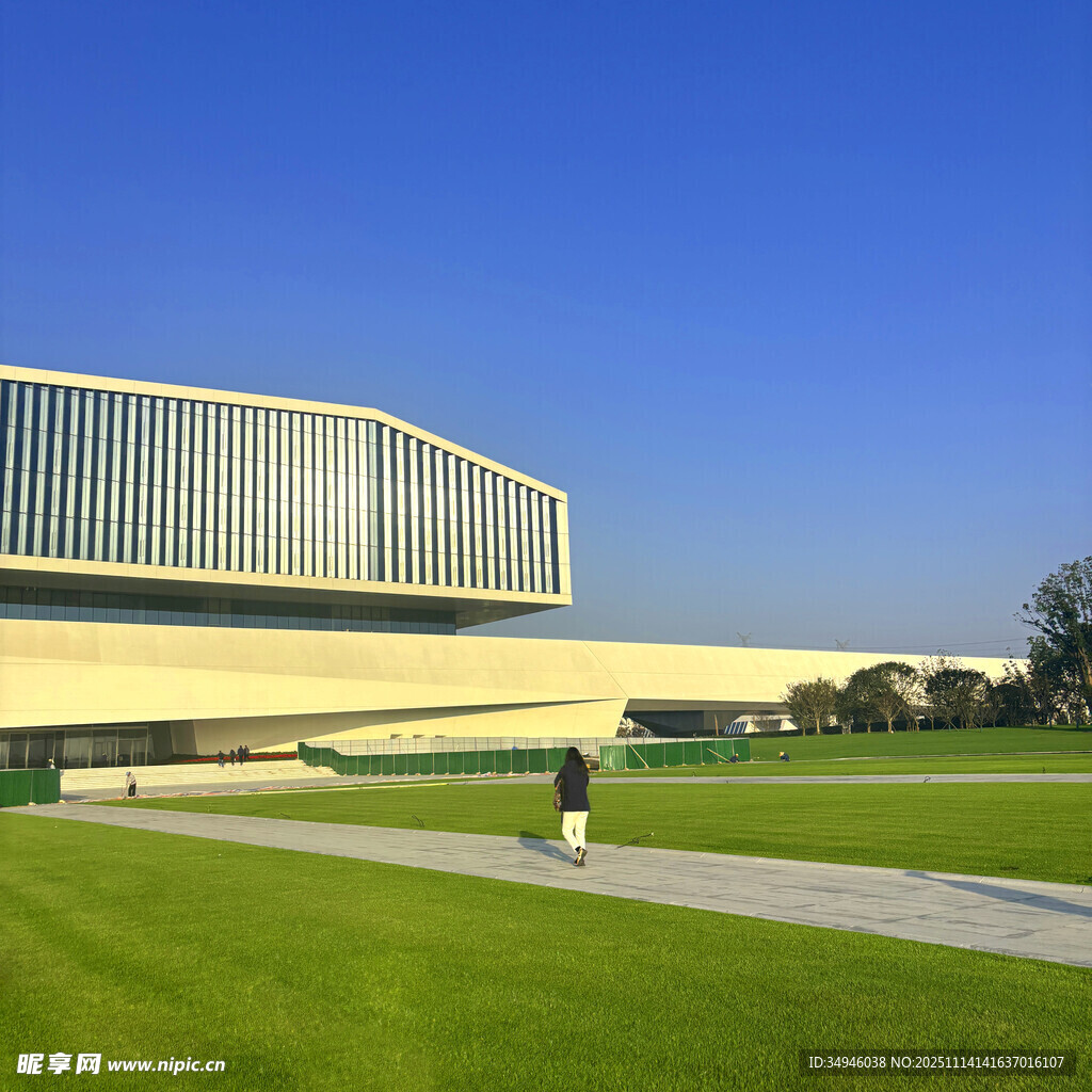 现代建筑旁的开阔绿地