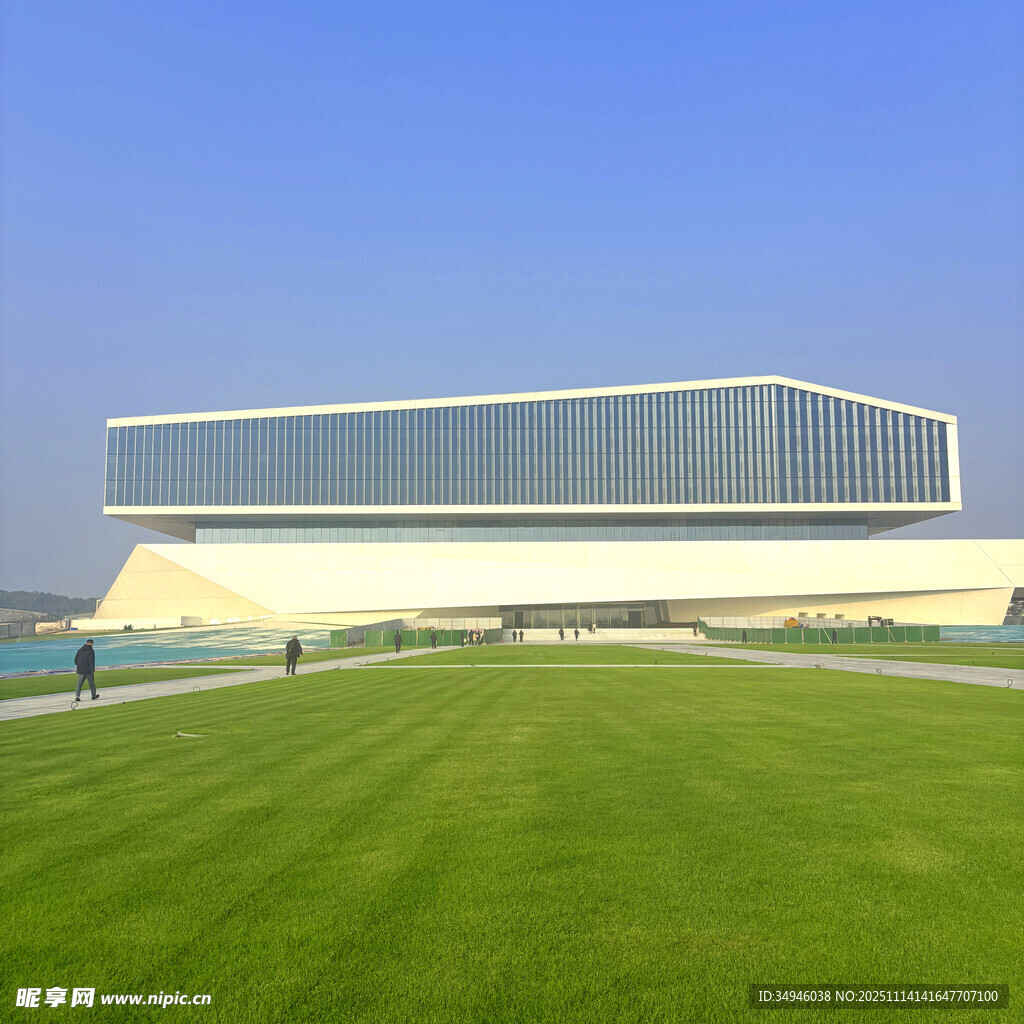 现代风格建筑与广阔草坪