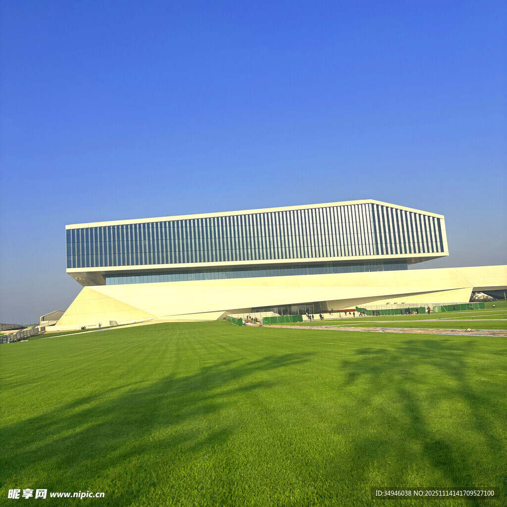 现代建筑与翠绿草地景观