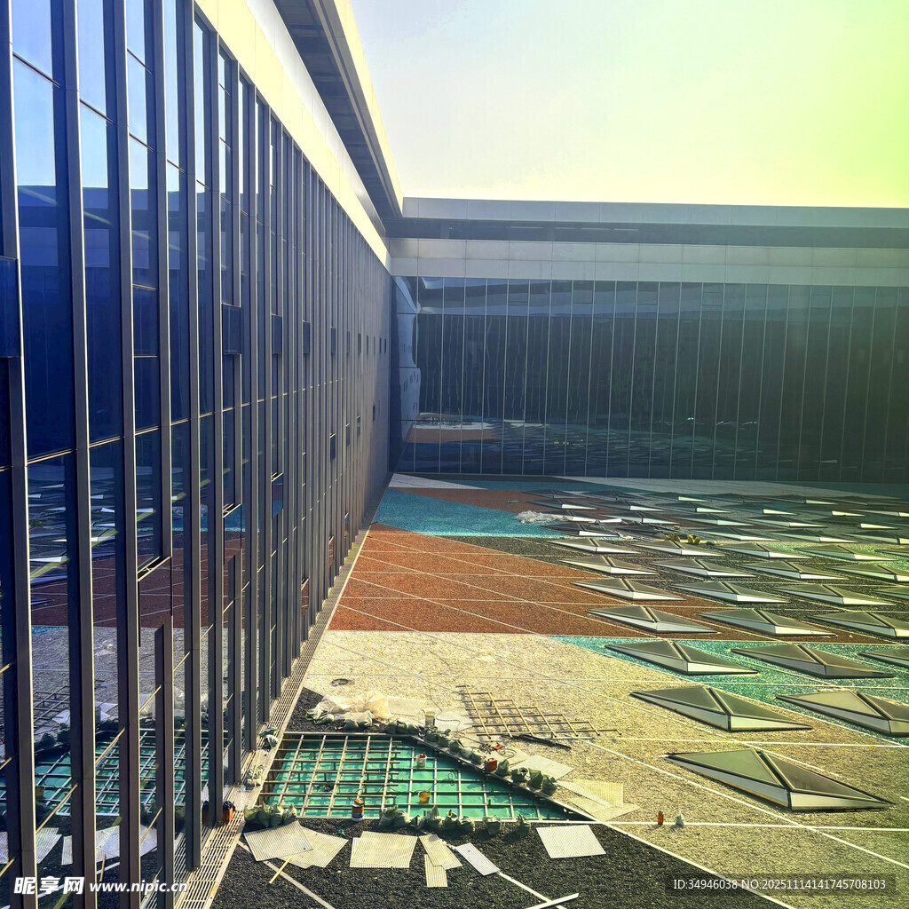 现代建筑旁的多彩地面景观