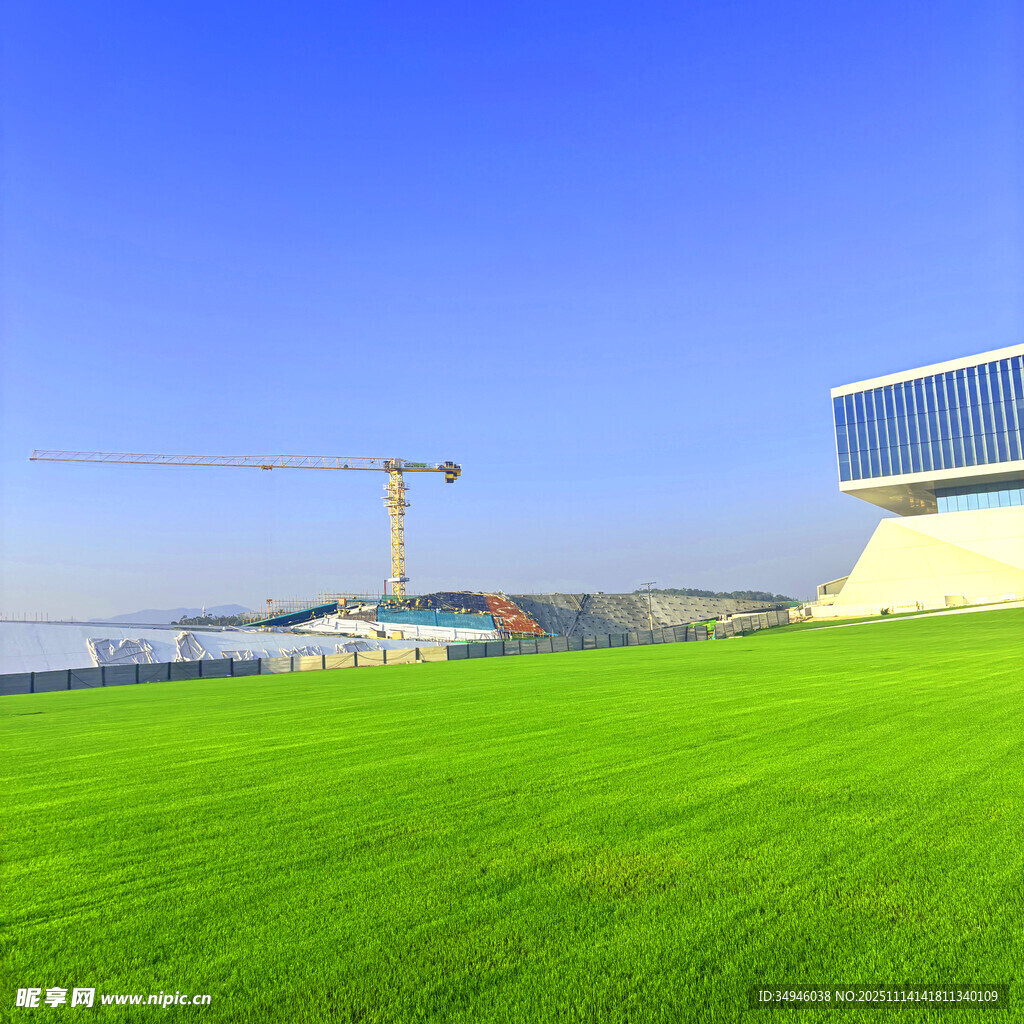 城市绿地旁的建筑施工场景