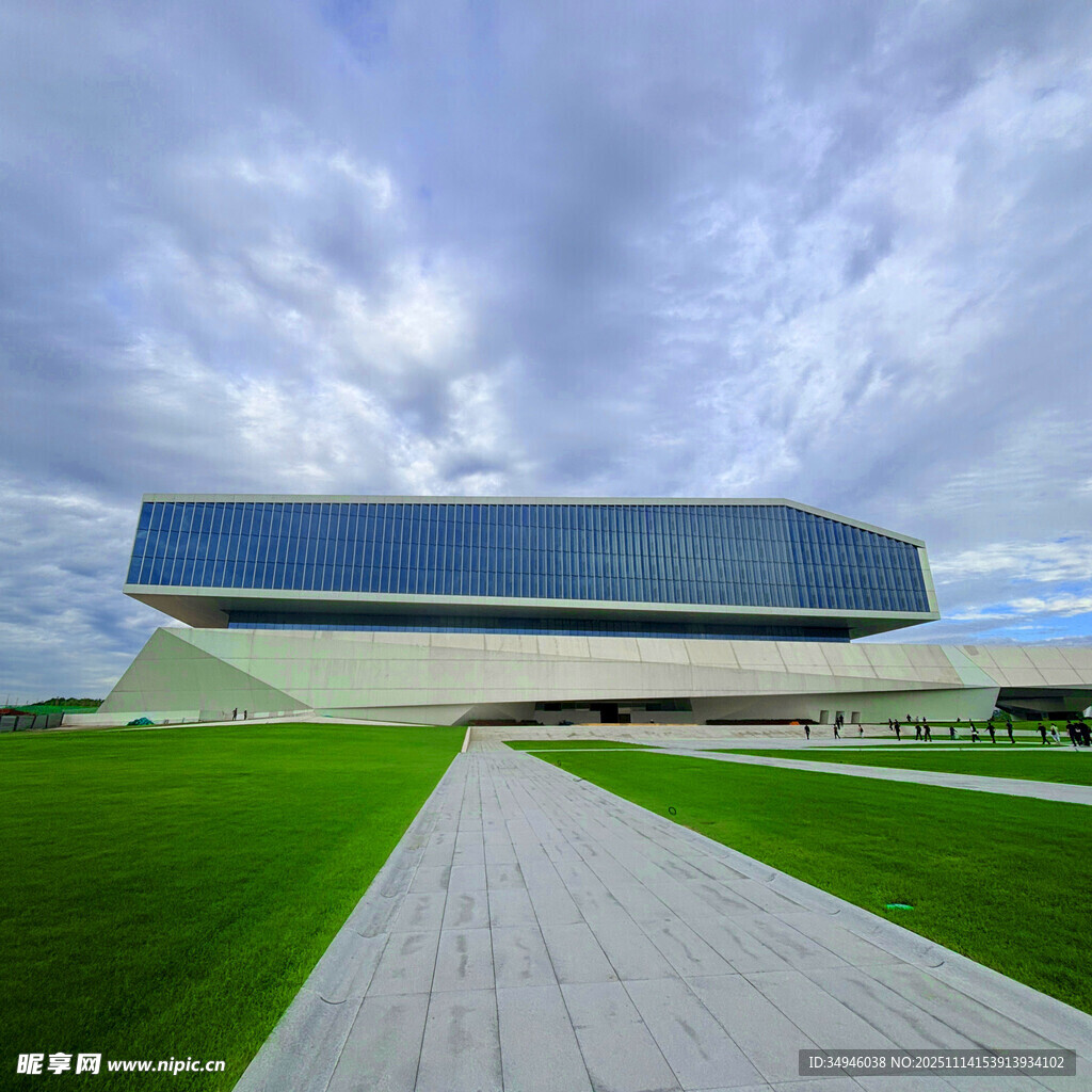 现代风格建筑与开阔绿地