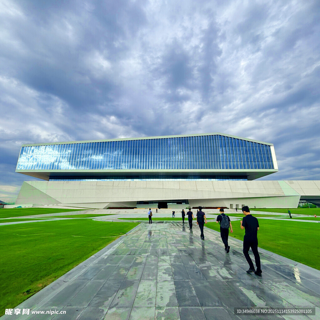 现代建筑前的行人漫步