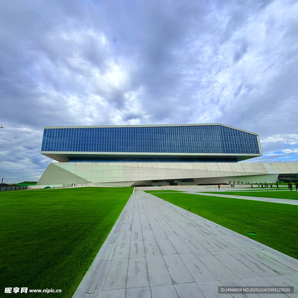 现代建筑与开阔绿地景观