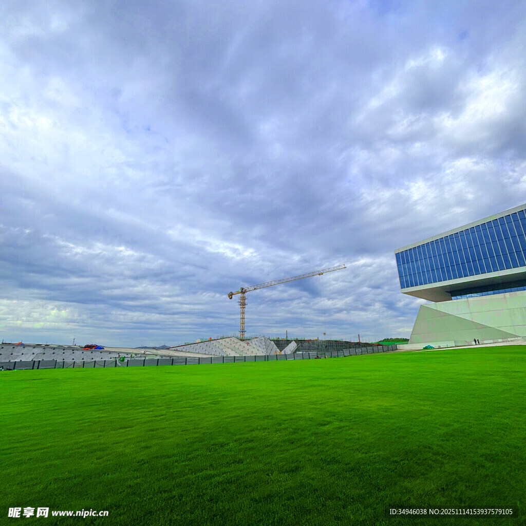 绿茵场地与现代建筑景观