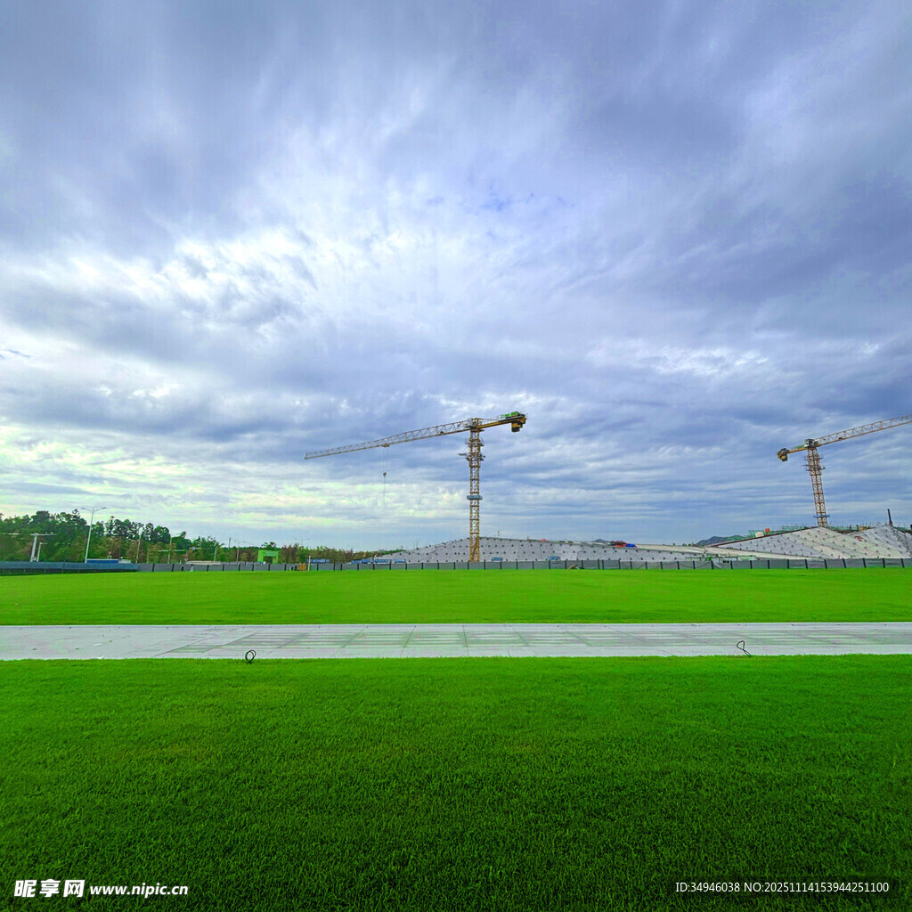 田野上的两台施工起重机