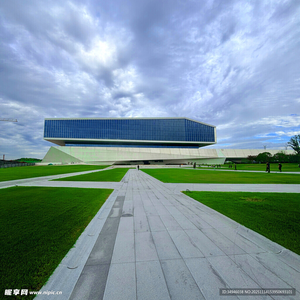 现代建筑前的开阔景观步道