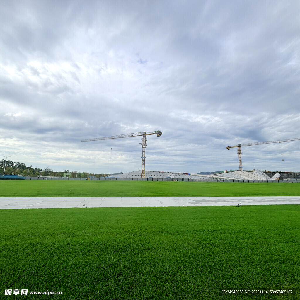 绿茵场上的塔吊