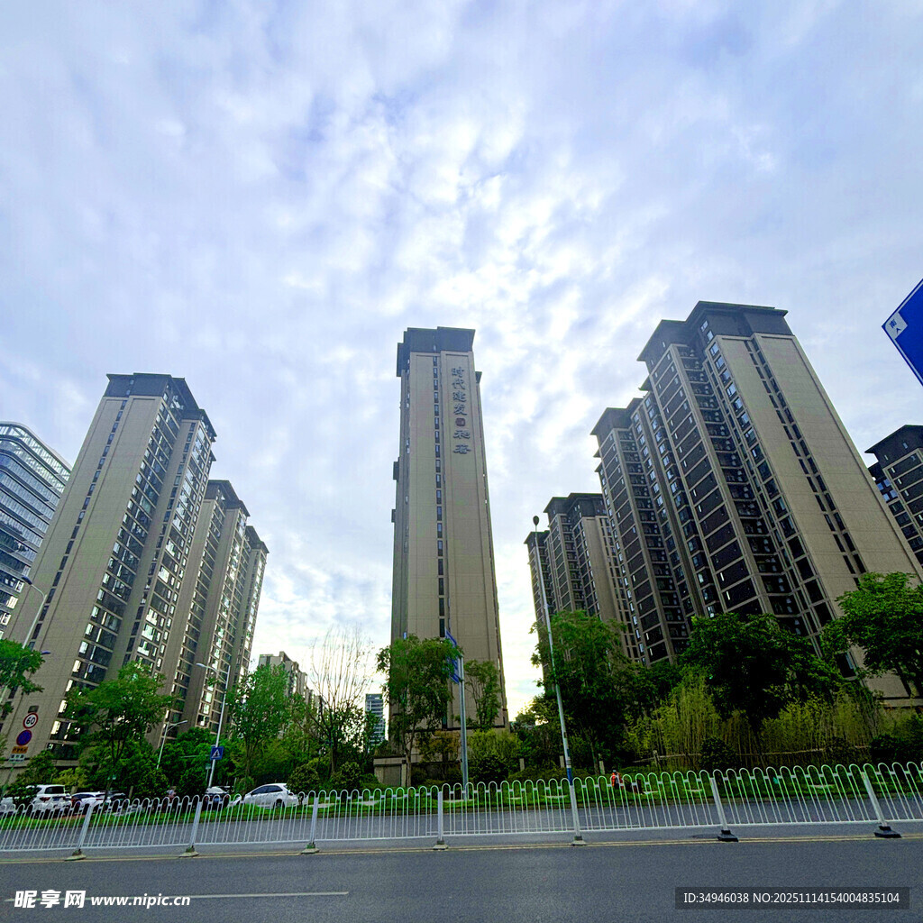 城市林立高楼与晴朗天空