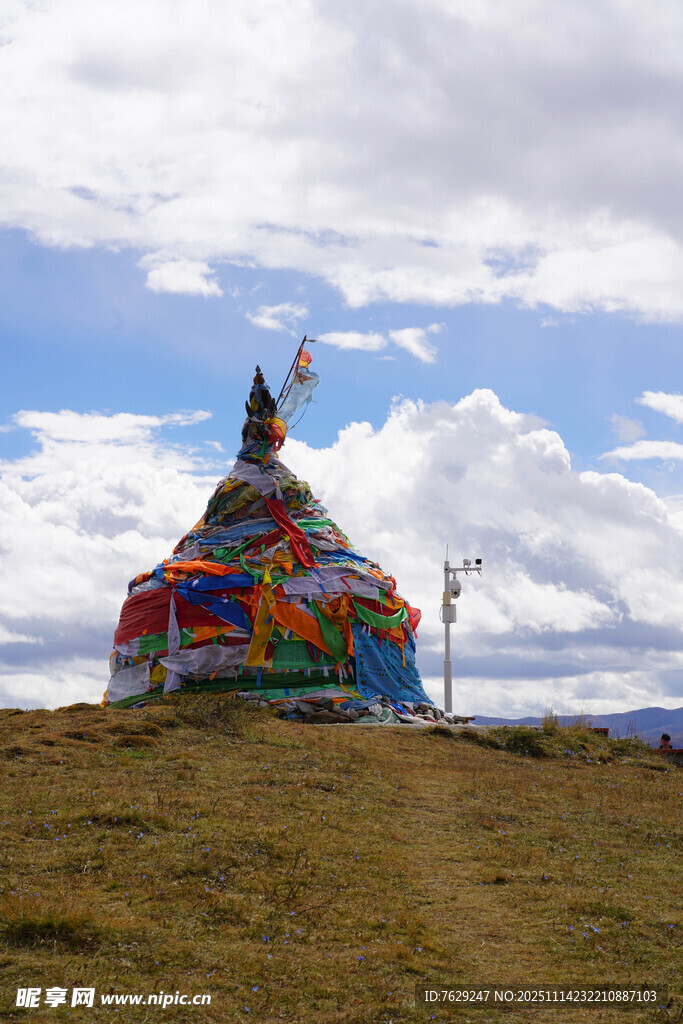 草原上的彩色经幡塔