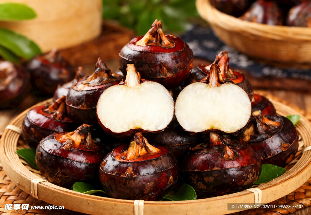 荸荠摆放在竹篮中