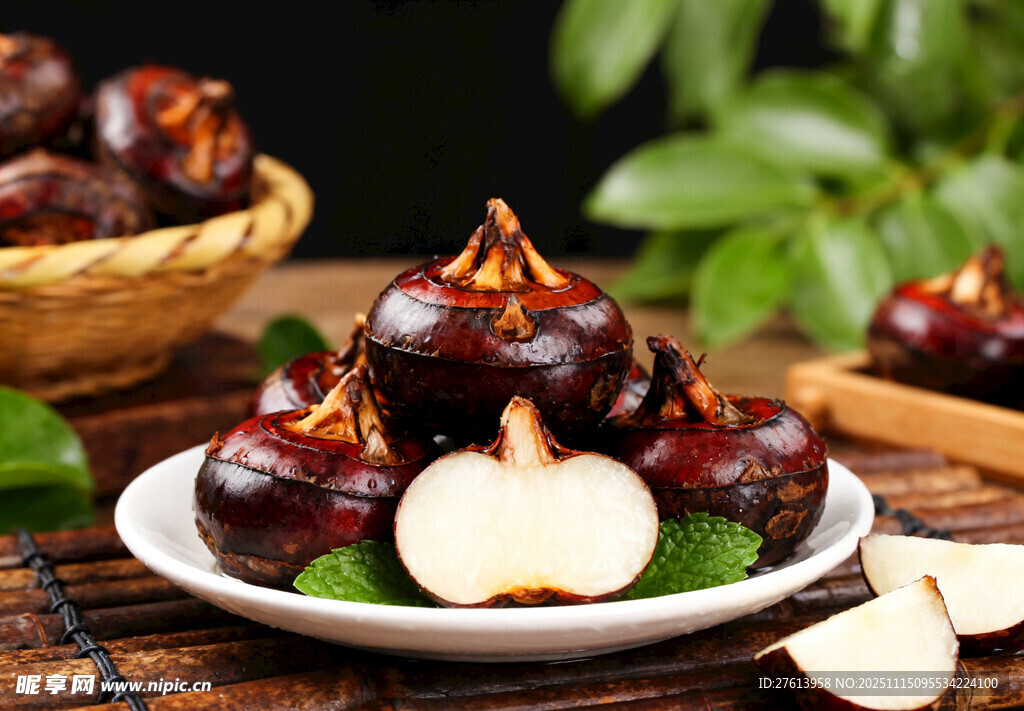 马蹄摆放在盘上