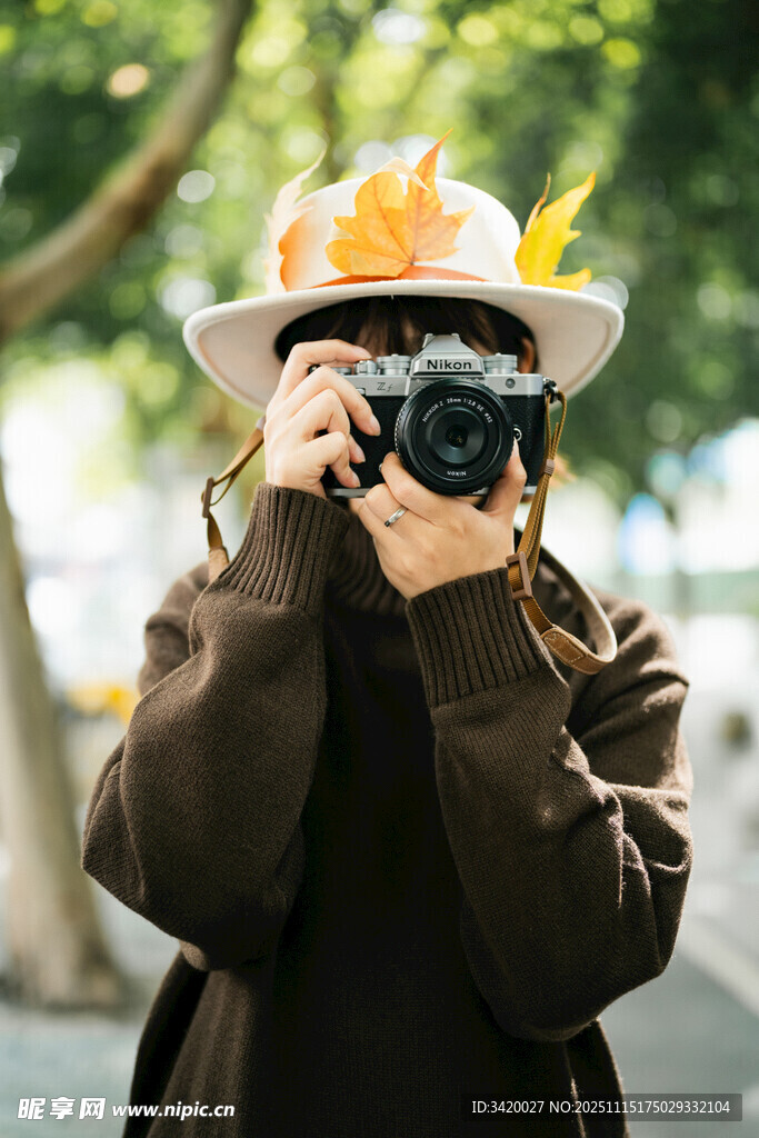 街头摄影师专注拍摄瞬间