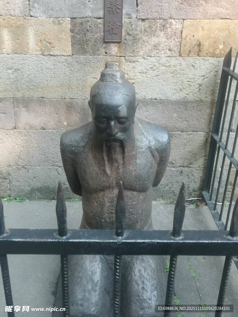 古老雕塑坐于围栏后