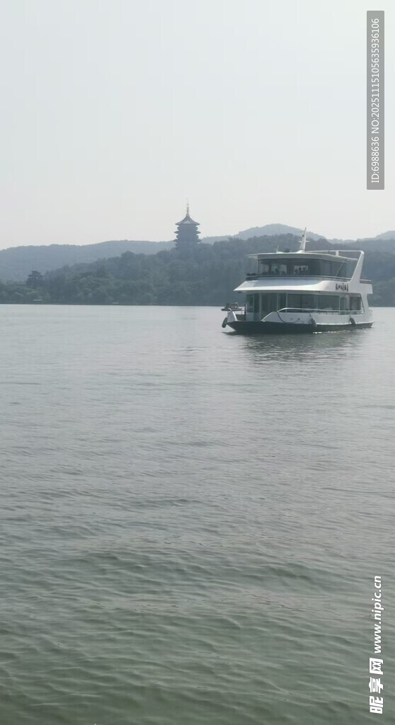 湖面上的豪华游船