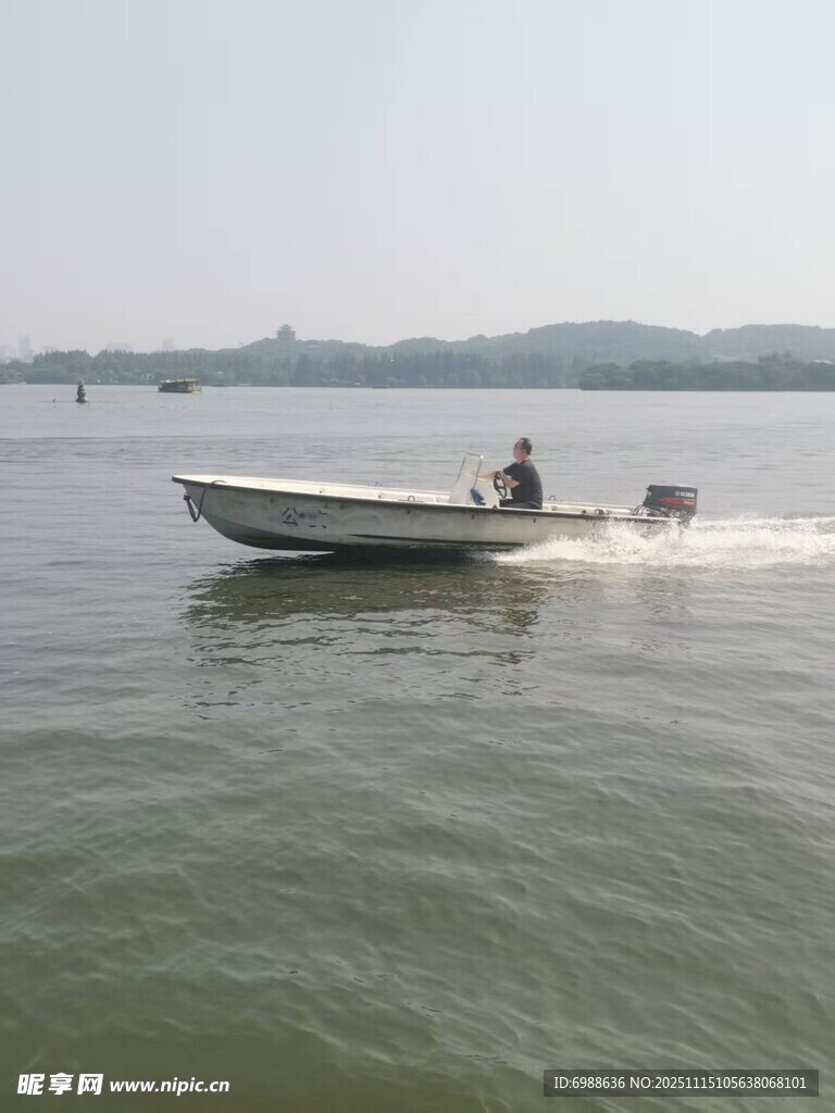 湖上快艇疾驰
