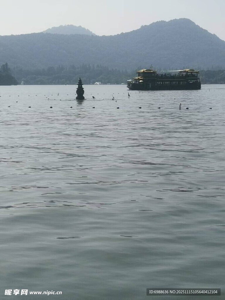 湖景中的船只与远处山峦