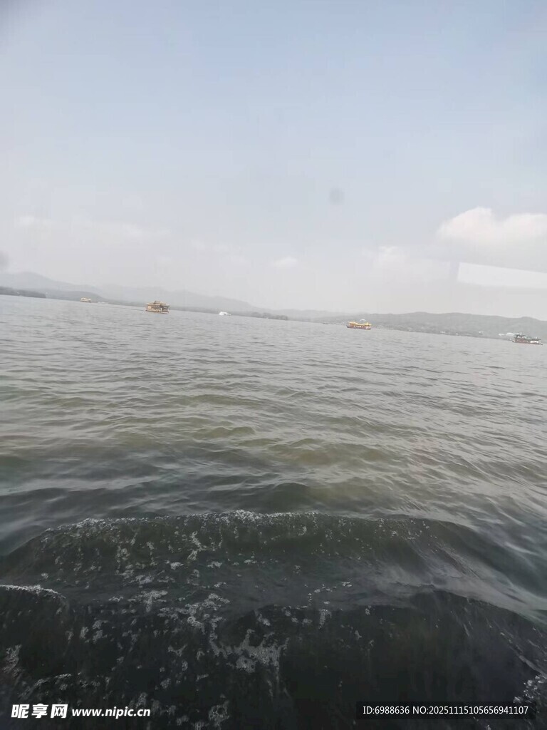 平静海面的水波景象