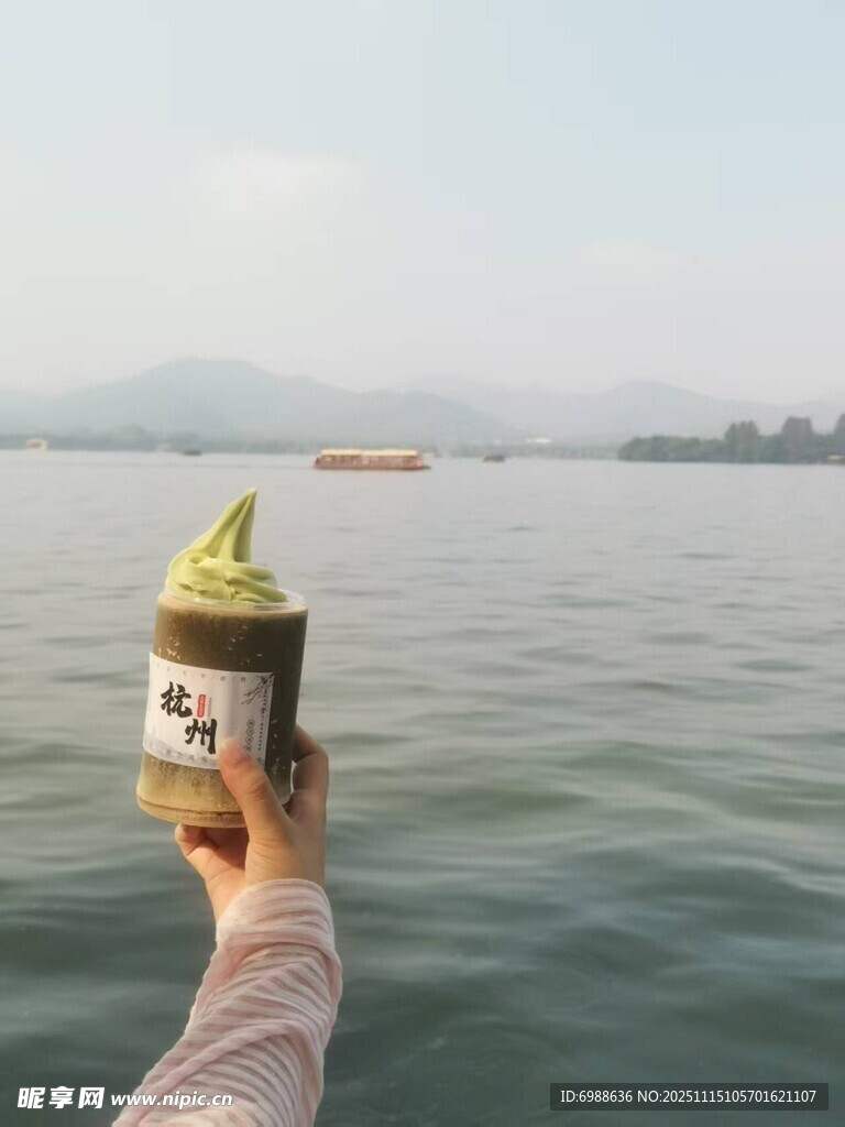 湖畔手持冰淇淋惬意一刻