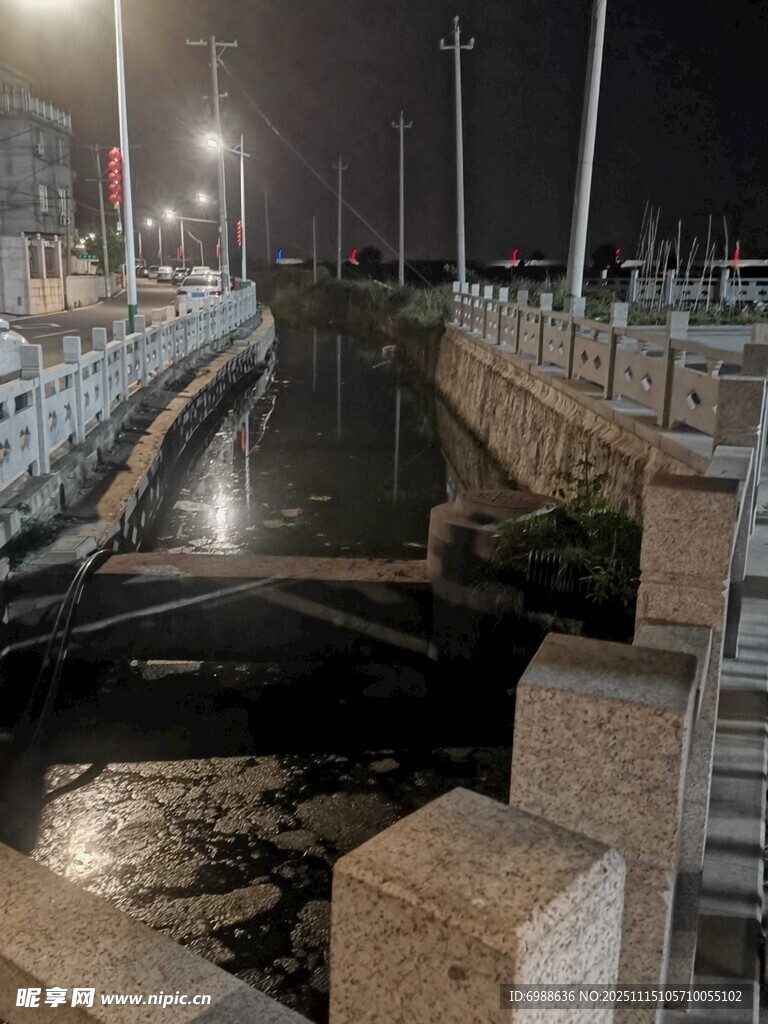 夜晚河畔石桥景象