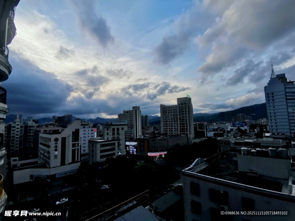 城市上空的多云景致