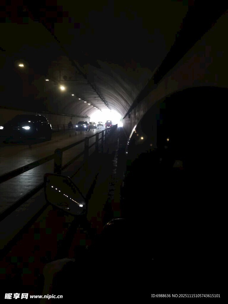 夜晚车内视角的道路景象