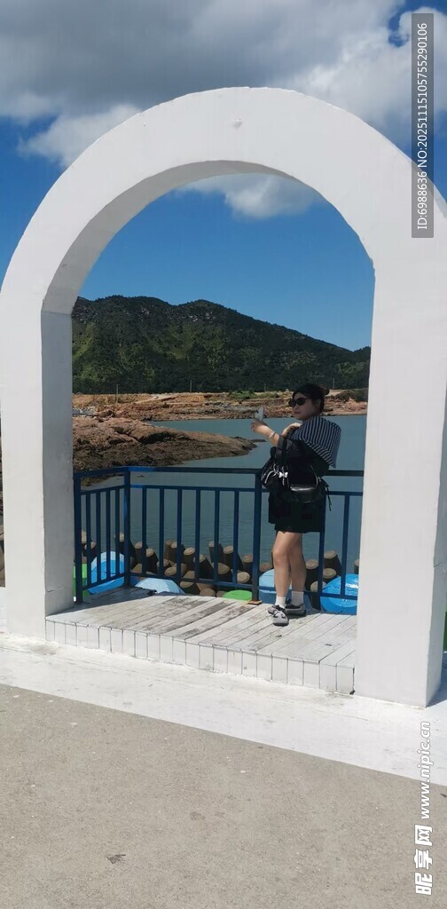 拱形观景处的男子赏景