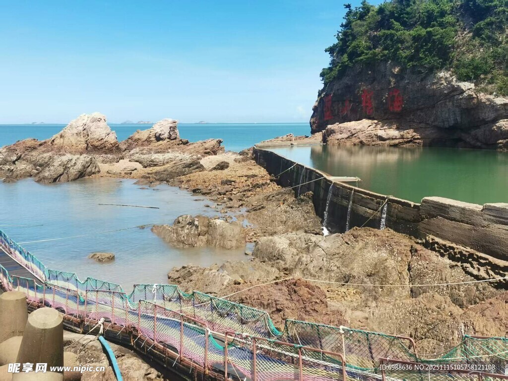 海边栈道与礁石景观