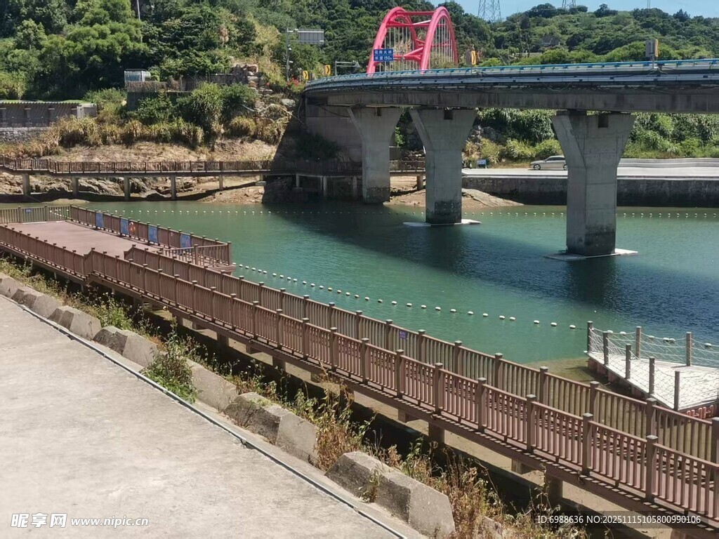 河畔桥梁风景