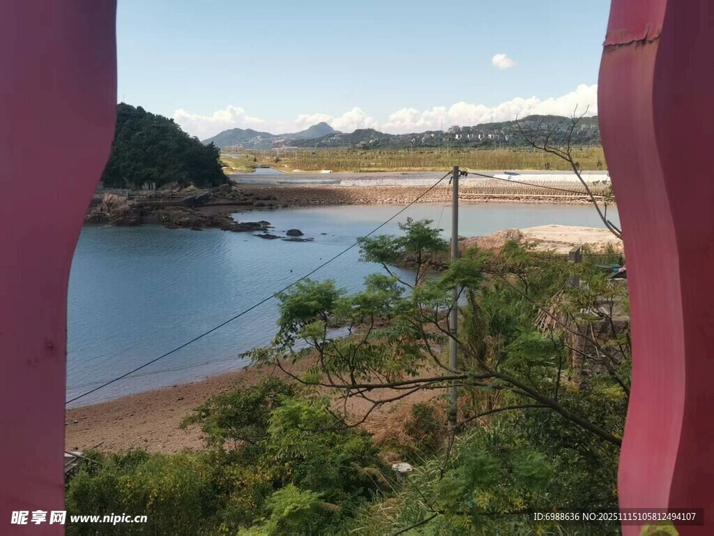 窗外湖景与远山风光