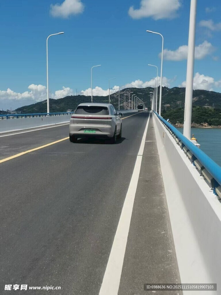 公路上行驶的一辆白色汽车