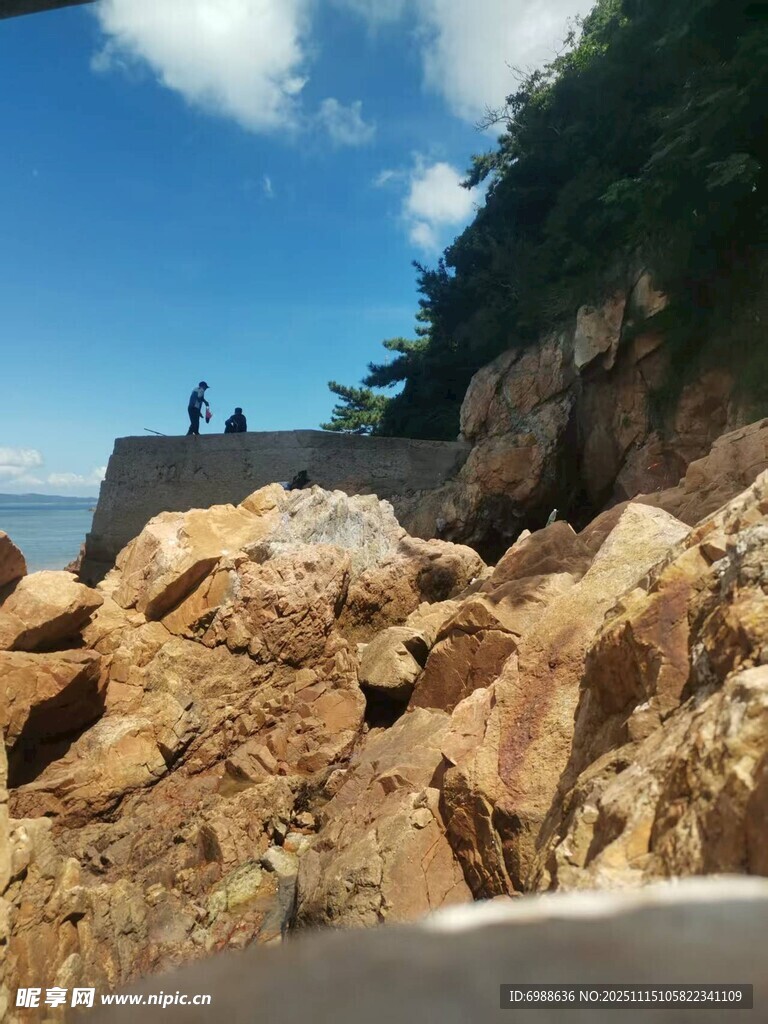 海边嶙峋岩石与观景之人