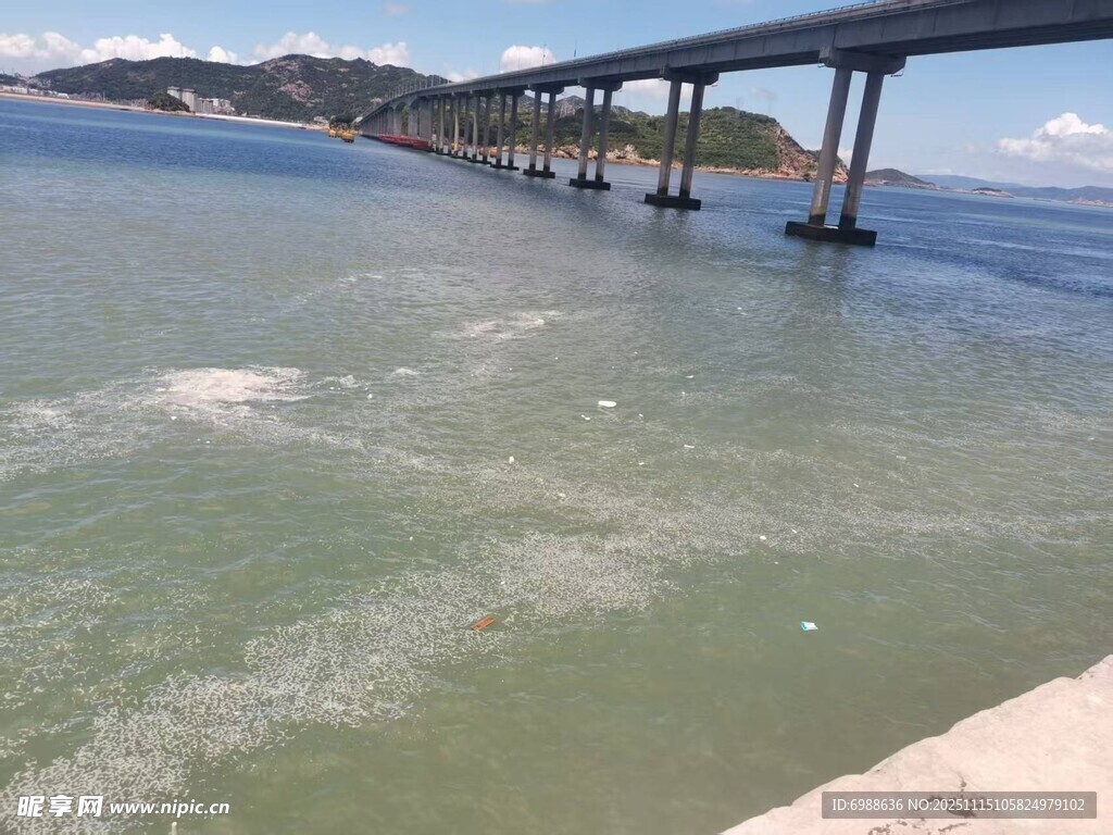 海边桥梁下的清澈海水