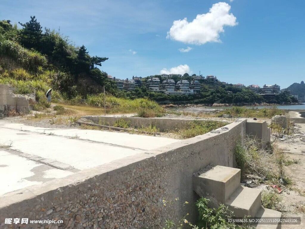 户外荒废水泥场地景观