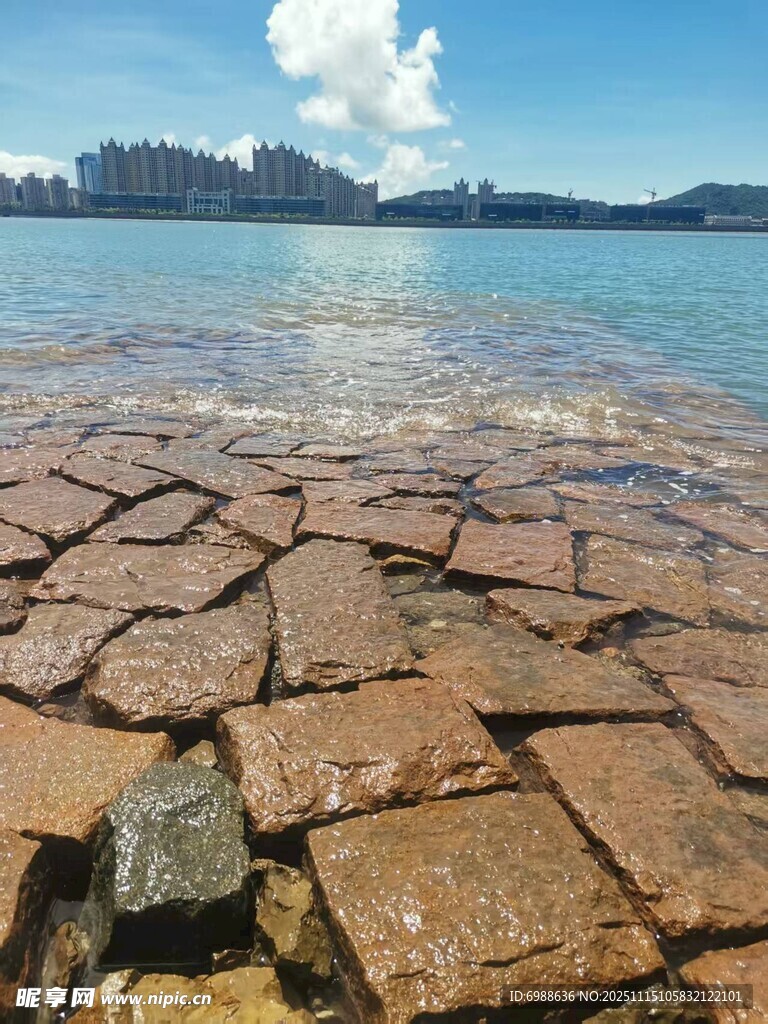 海边石砌步道海景迷人