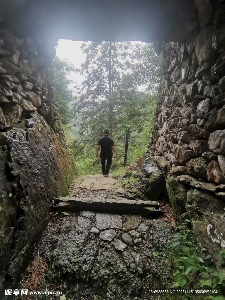 山间石径独行客