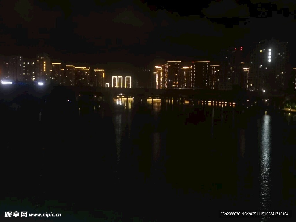 城市夜景湖畔璀璨灯火