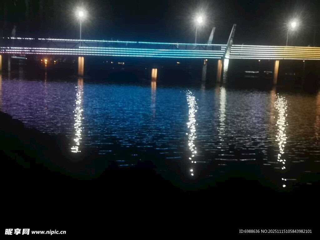 夜晚桥梁倒影美丽夜景