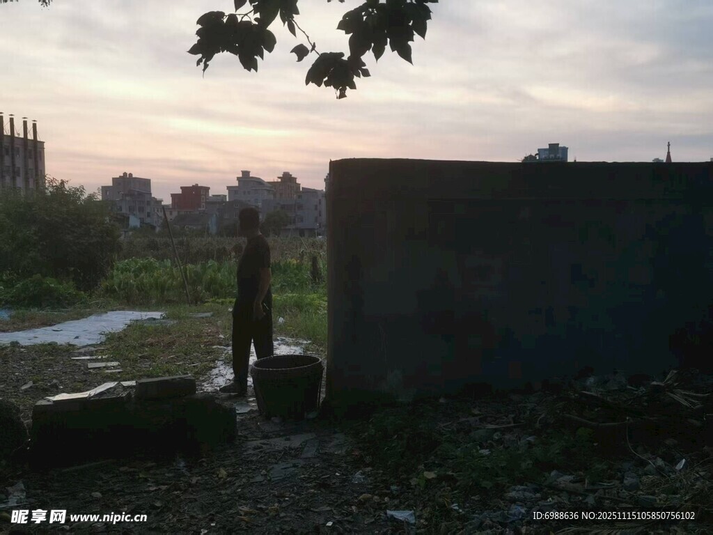 黄昏下的乡村人物场景