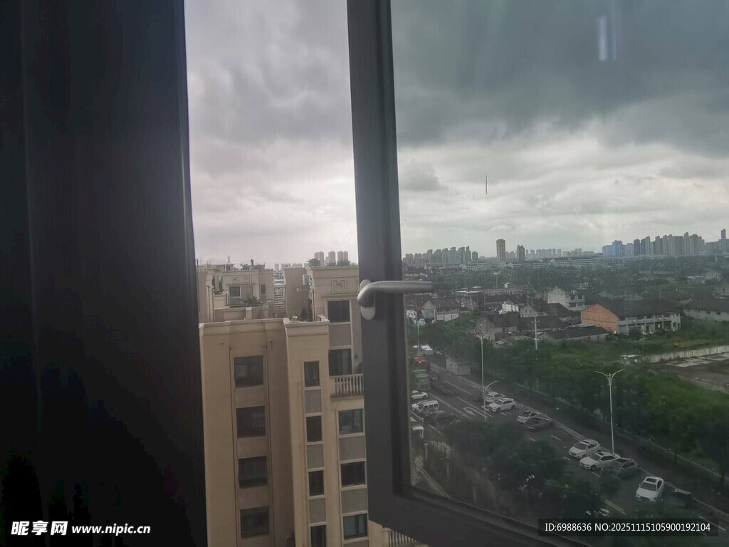 窗外阴沉城市景观