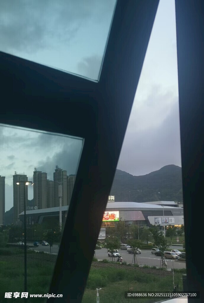 窗外城市景观与远山景色