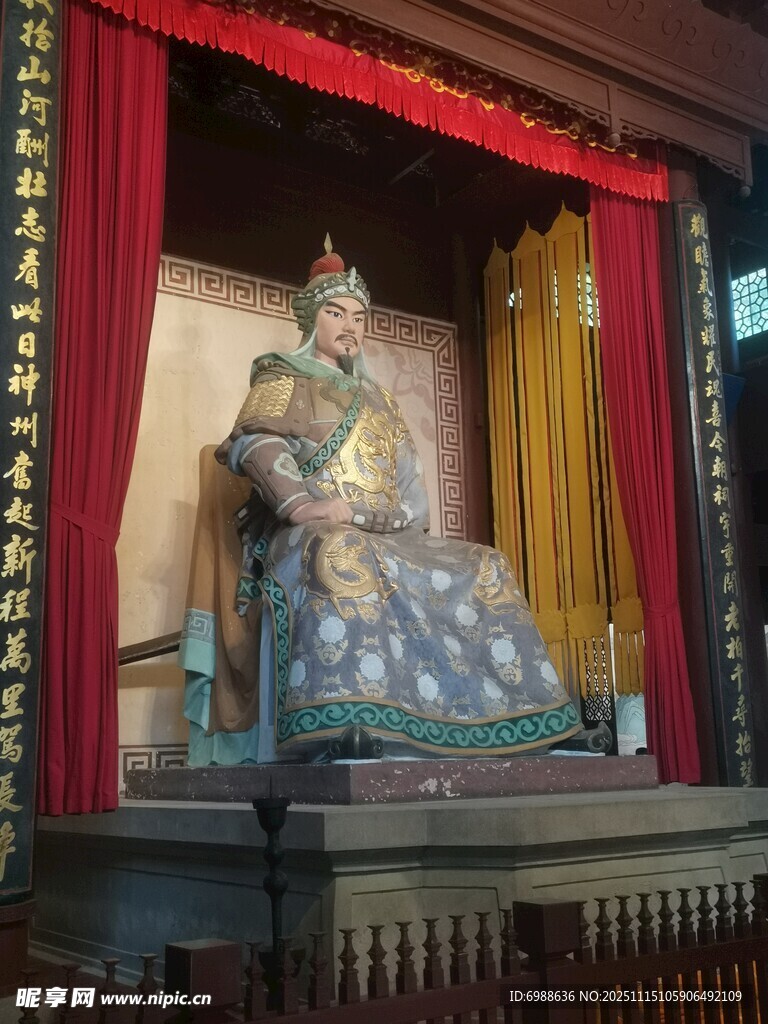 古代帝王塑像端坐华丽宝座