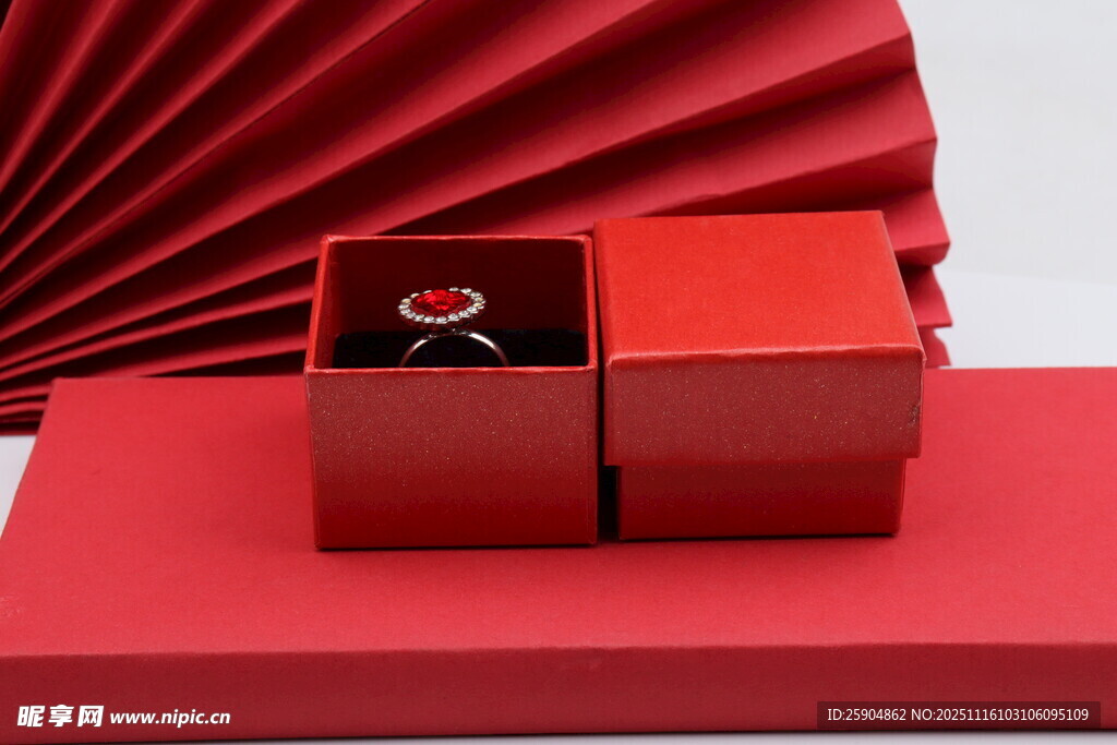 红色礼盒中的精美戒指