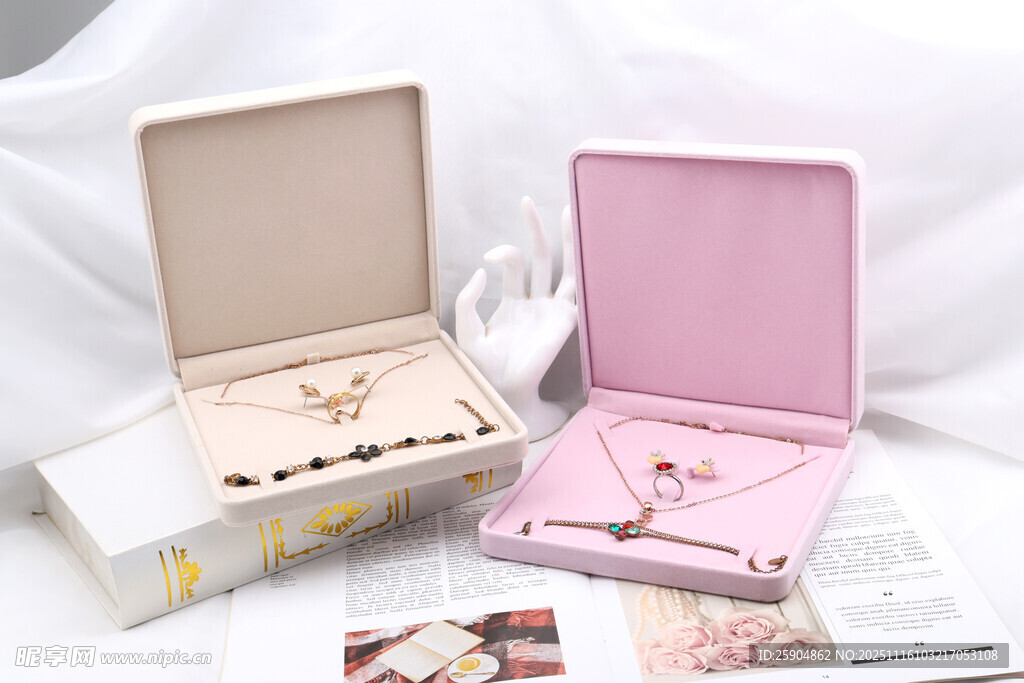 精美首饰盒与项链展示