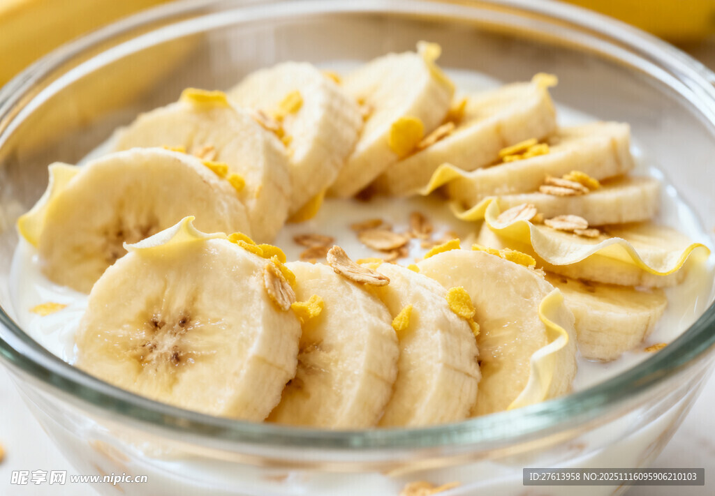 玻璃碗中的香蕉燕麦牛奶