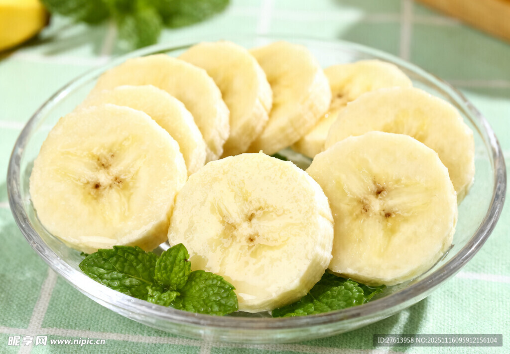 玻璃碗中的切片香蕉