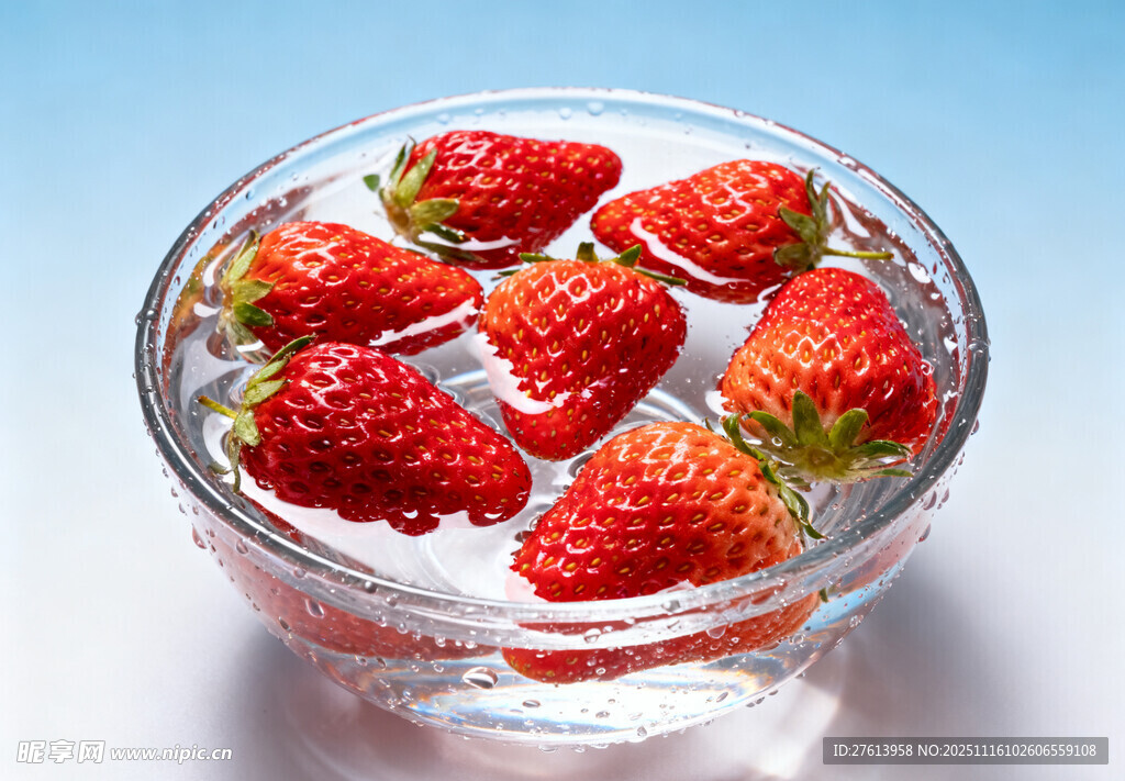 玻璃碗中的草莓