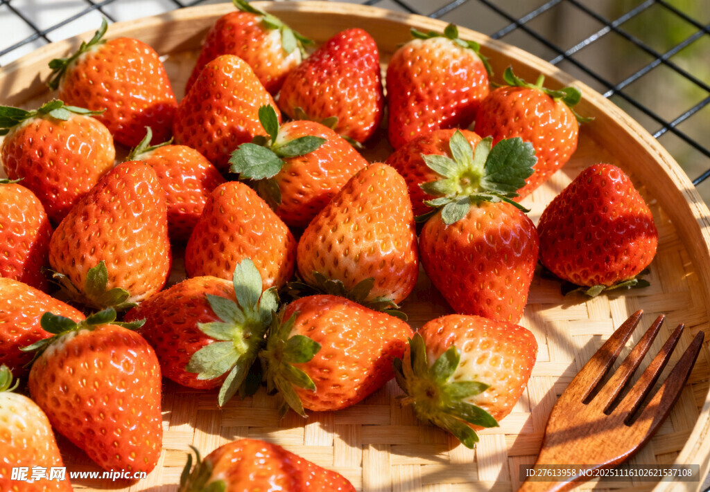 木盘上的草莓