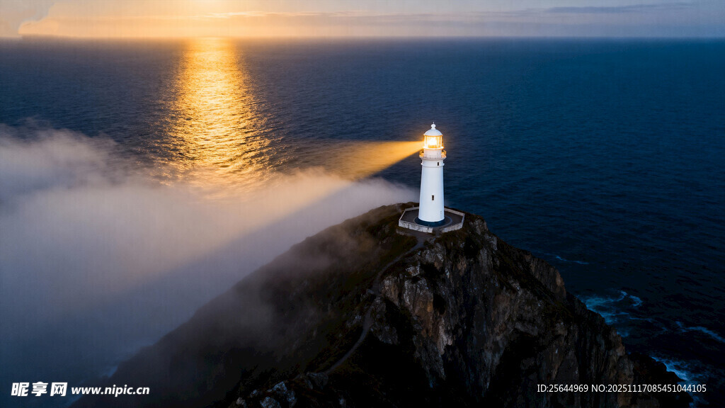 悬崖灯塔映夕阳美景